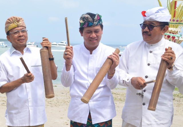 Gubernur Bali I Wayan Koster (Paling kiri), Bupati Klungkung I Nyoman Suwirta, Wakil Gubernur Bali Tjokorda Oka Artha Ardana Sukawati membuka Nusa Penida Festival 2019 - Image