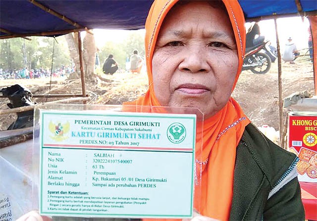 LAYANAN KESEHATAN: Melalui Kartu Desa Sehat, 150 warga Girimukti mendapat fasilitas pengobatan gratis di posyandu, polindes, bidan desa, dan puskesmas. (Kemendes for Jawa Pos.com) - Image