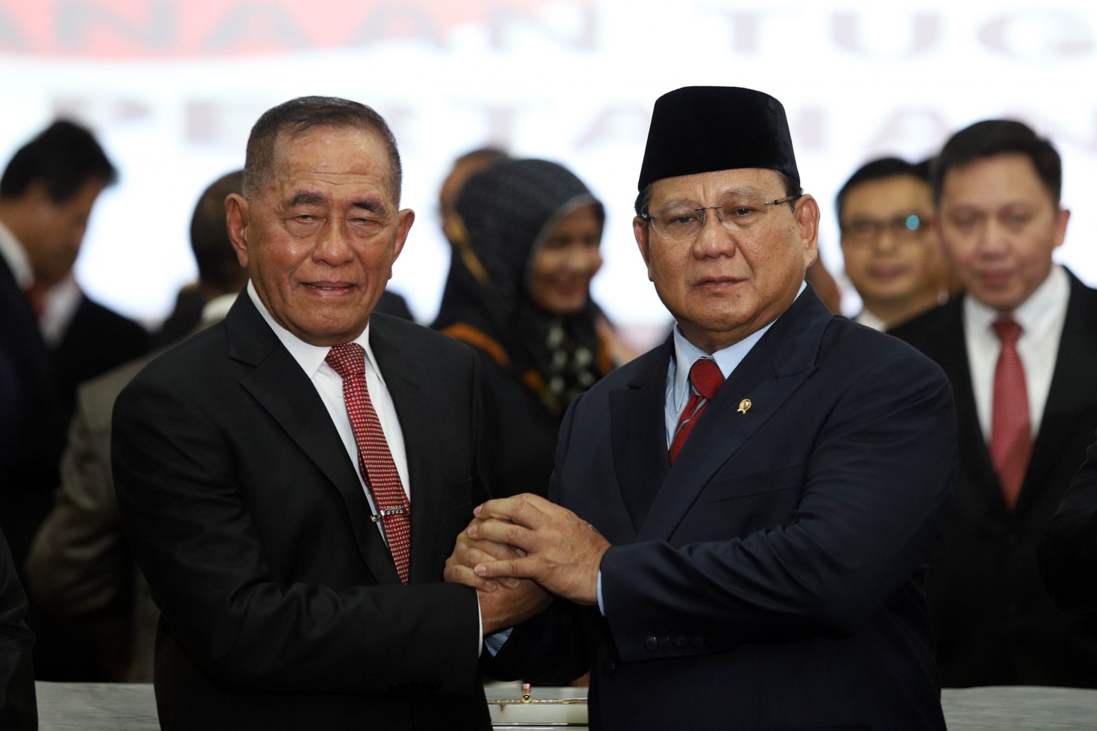 Menteri Pertahanan Prabowo Subianto bersama pejabat lama Ryamizard Ryacudu saat acara serah terima jabatan di gedung Kementerian Pertahanan, Jakarta, Kamis (24/10/2019). Prabowo Subianto menjabat sebagai Menteri Pertahanan dalam kabinet Indonesia Maju per - Image