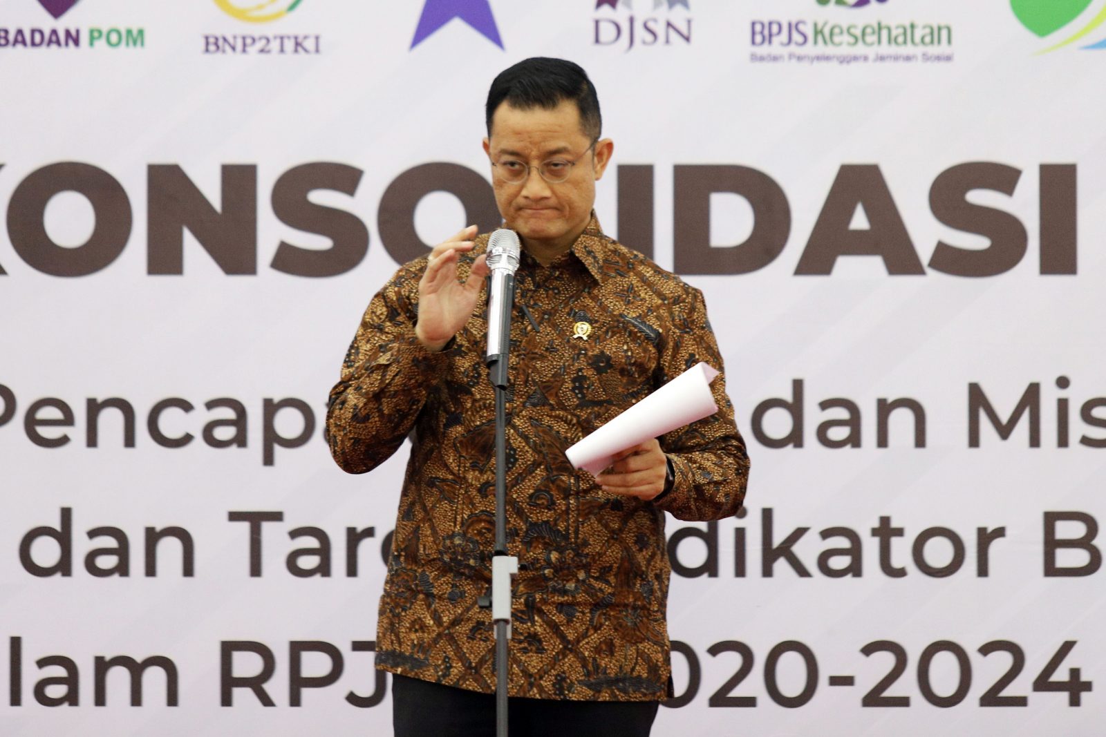 Menteri Sosial Juliari Batubara saat pertemuan konsolidasi dengan tujuh menteri dan sembilan kepala lembaga di bawah lingkup koordinasi Kemenko PMK, Jakarta, Kamis (31/10/2019). Adapun konsolidasi tersebut membahas percepatan pencapaian visi dan misi pres - Image