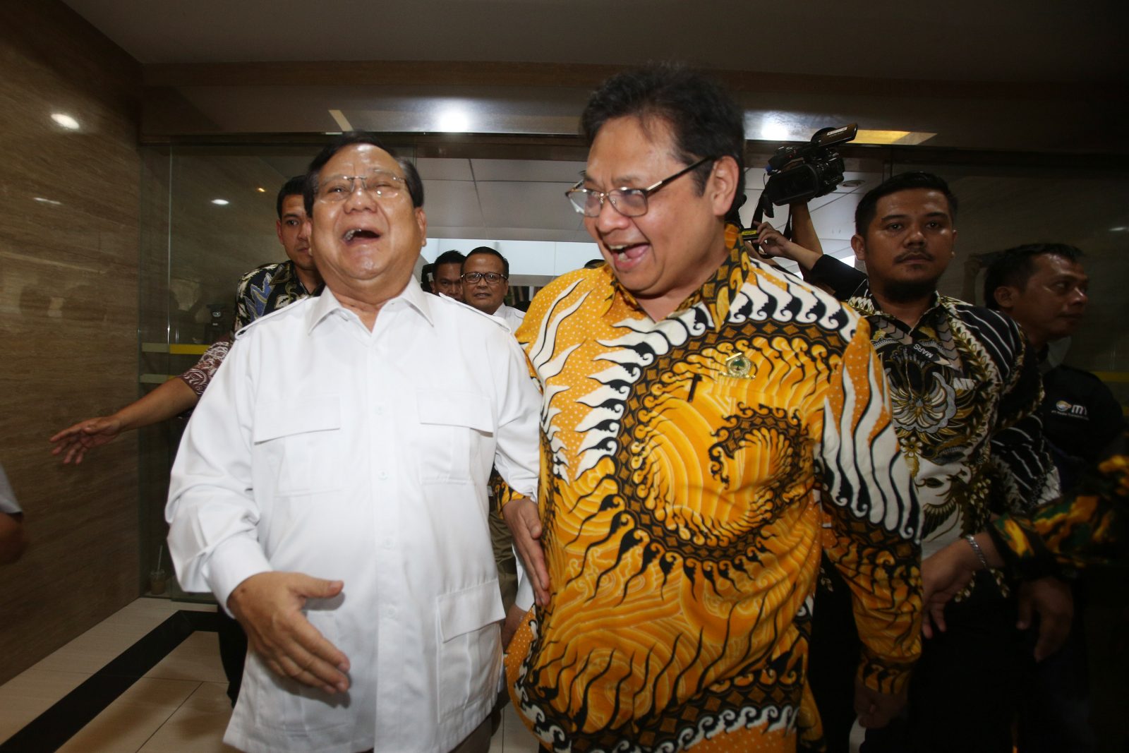 Ketua Umum Partai Gerindra Prabowo Subianto menemui Ketua Umum Partai Golkar Airlangga Hartarto. (Miftahulhayat/Jawa Pos) - Image