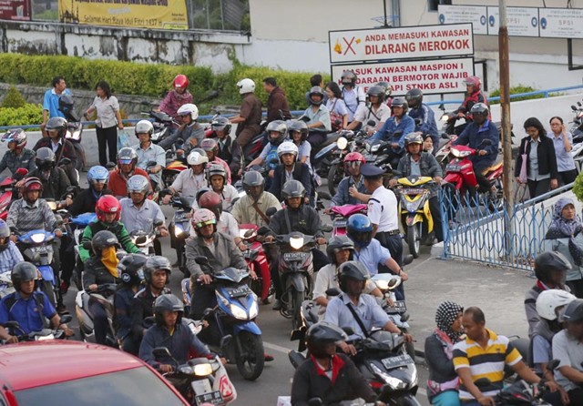 UPAH BAKAL NAIK: Pekerja pabrik di kawasan Aloha saat pulang kerja. (Angger Bondan/Jawa Pos) - Image
