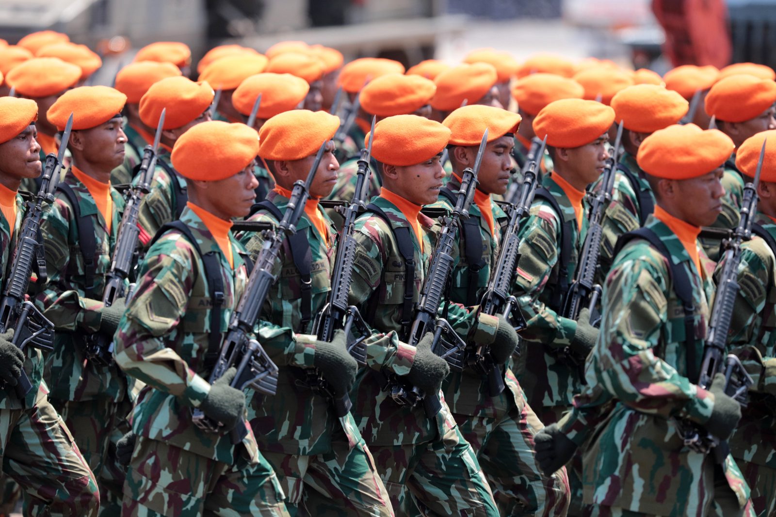 Prajurit TNI mengikuti defile saat Upacara Perayaan HUT TNI ke-74 di Lanud Halim Perdanakusuma, Jakarta Timur, Sabtu (5/10/2019). Acara tersebut mengangkat tema TNI Profesional Kebanggaan Rakyat. Foto: Dery Ridwansah/ JawaPos.com - Image