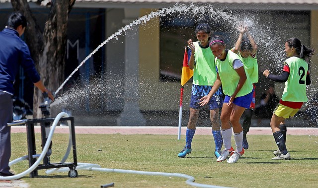 RIANA SETIAWAN / JAWA POS Pemain Persebaya Putri melakukan latihan perdana di Lapangan Bola Unesa, Kemarin, (3/10). - Image