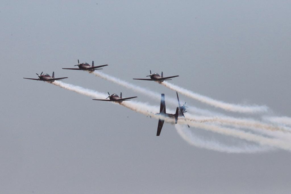 Manuver sejumlah pesawat TNI AU pada HUT ke-74 TNI di Lanud Halim, Jakarta, Sabtu (5/10) (Dery Ridwansah/JawaPos.com) - Image