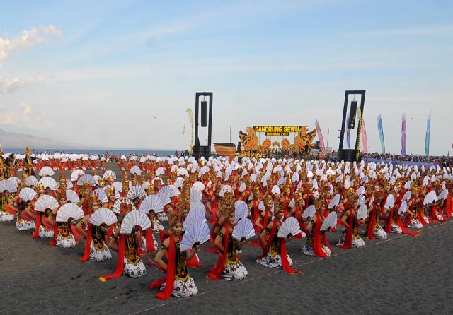 Sebanyak 1350 penari gandrung sewu menari bersama yang bertemakan panji panji sunankoro di pesisir pantai marina boom banyuwangi - Image