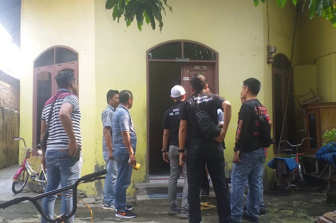 Polisi mendatangi rumah keluarga Abu Rara di Medan. (Sumut Pos) - Image