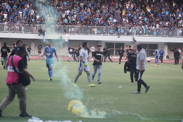 Suporter masuk ke dalam lapangan saat terjadi kerusuhan dalam pertandingan Liga 2 antara PSIM Jogja melawan Persis Solo di Stadion Mandala Krida, Jogjakarta, Senin (21/10). foto : Guntur Aga Tirtana/Radar Jogja - Image