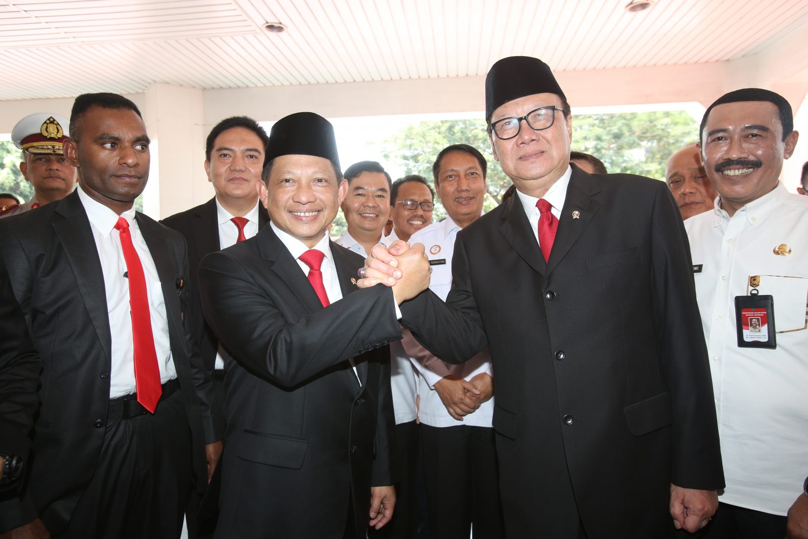 Menteri Dalam Negeri Tito Karnavian bersama pejabat lama Tjahjo Kumolo saat serah terima jabatan di Kantor Kemendagri, Jakarta, Rabu (23/10/2019). Presiden Joko Widodo resmi melantik Tito Karnavian menjadi Menteri Dalam Negeri dalam jajaran Kabinet Indone - Image