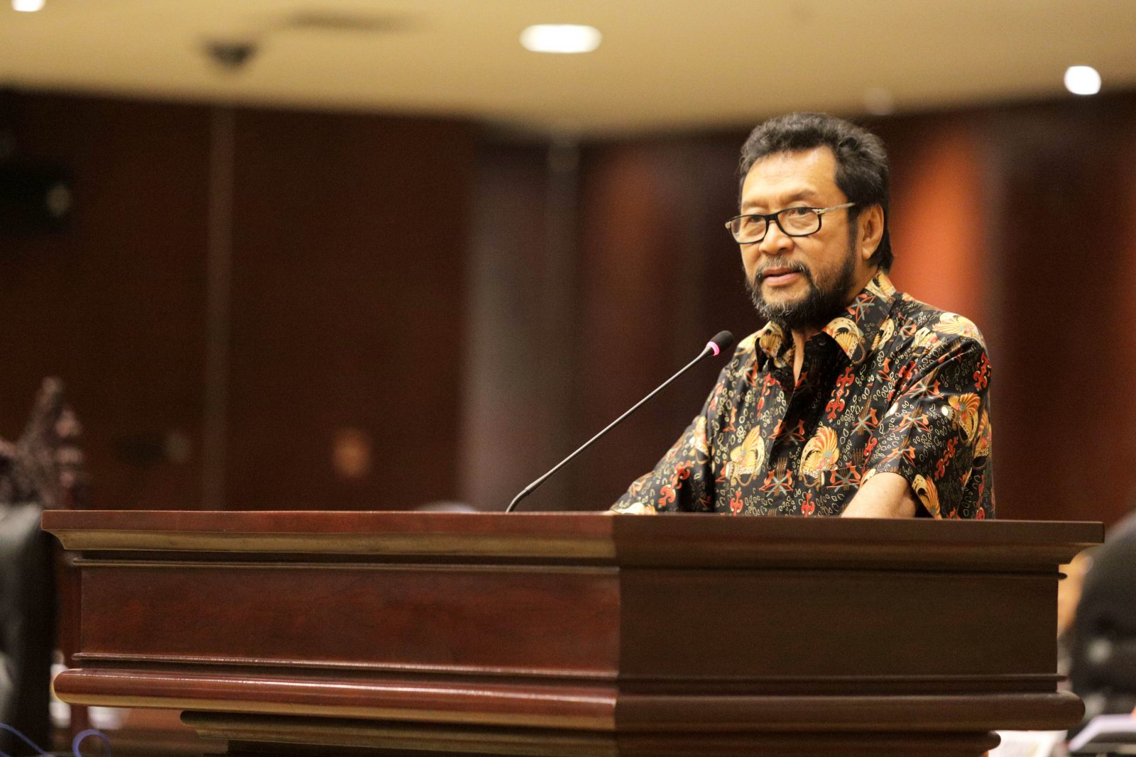 Calon Pimpinan MPR dari Unsur DPD Yorris Raweyai menyampaikan visi dan misi dalam Rapat Paripurna DPD RI di Kompleks Parlemen, Senayan, Jakarta, Rabu (2/10/2019). Rapat Paripurna DPD memilih calon Pimpinan MPR RI dari Unsur DPD dengan Calon GKR Hemas dan - Image