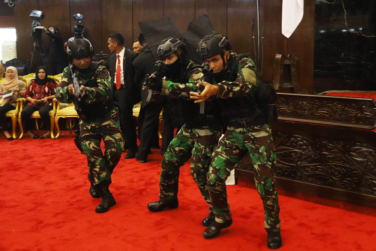 Pasukan Pengamanan Presiden (Paspampres) melakukan simulasi pengamanan pelantikan presiden dan wakil presiden saat gladi kotor di kompleks parlemen, Jakarta, Jumat (18/10/2019). Pengucapan sumpah jabatan serta pelantikan presiden dan wapres terpilih masa - Image