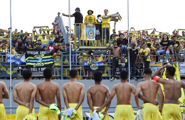 Ultras Mania menyanyikan anthem usai pertandingan Liga 3 antara Gresik United melawan Perssu Sumenep di Stadion Gelora Joko Samudro, Gresik, kemarin (13/10). FOTO: Angger Bondan/Jawa Pos - Image