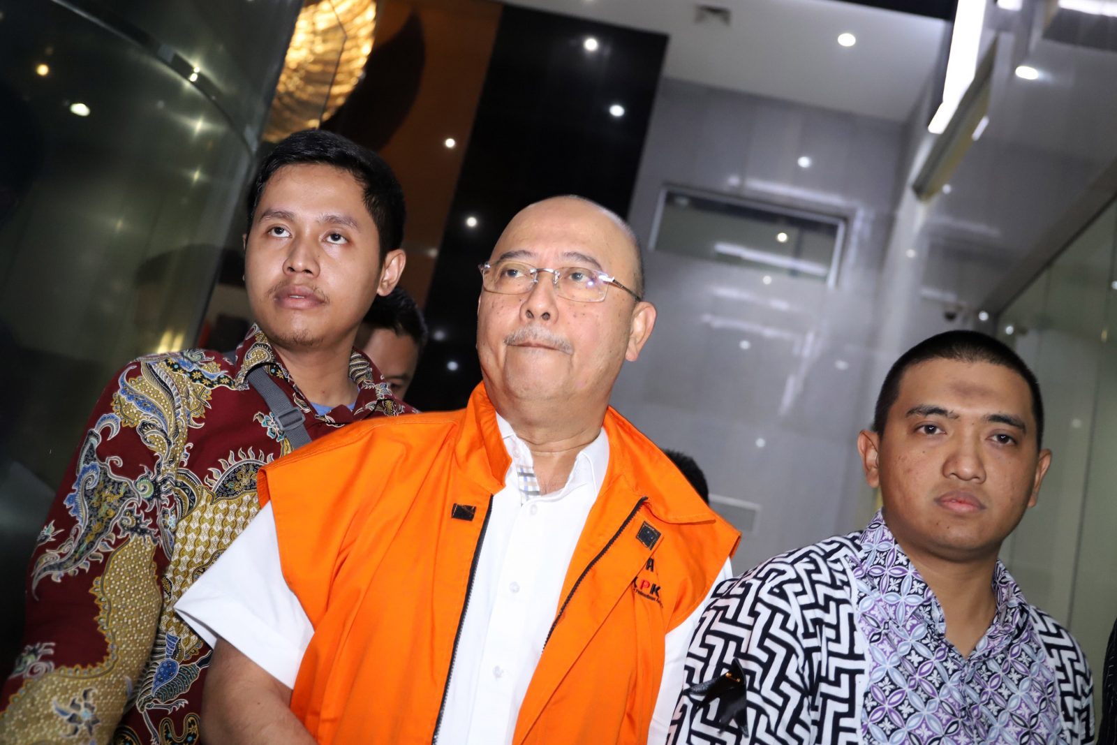 Wali Kota Medan Tengku Dzulmi Eldin mengenakan rompi oranye usai menjalani pemeriksaan di Gedung KPK, Jakarta, Kamis (17/10/2019). KPK menahan Tengku Dzulmi Eldin karena terlibat dalam kasus dugaan penerimaan suap proyek dan jabatan oleh Walikota Medan 2 - Image