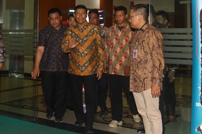Menkopolhukam Wiranto usai mengikuti silahturahmi dengan pegawai menkopolhukam , Jakarta, Sabtu (19/10). HARITSAH ALMUDATSIR/JAWA POS - Image