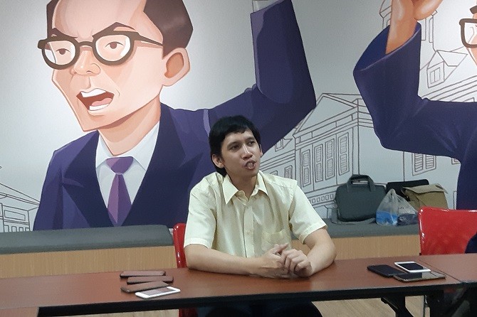 Ananda Badudu melakukan konferensi pers terkait penangkapannya oleh Polda Metro Jaya pada Jumat (27/9) dini hari. Senin (1/10). (ridwan) - Image