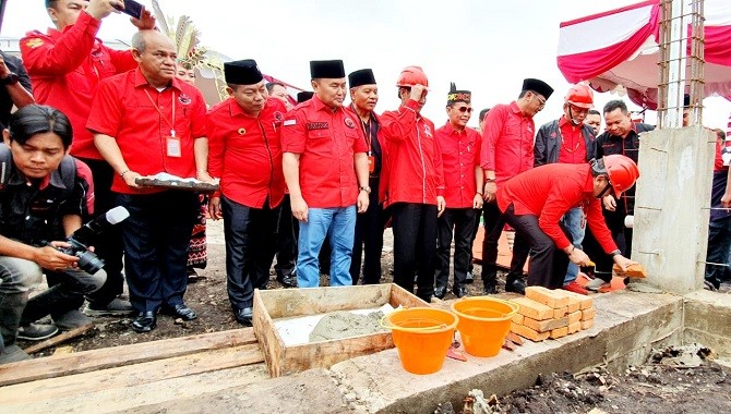 Hasto meletakan batu pertama pembangunan kantor DPD PDIP Kalimantan Tengah - Image