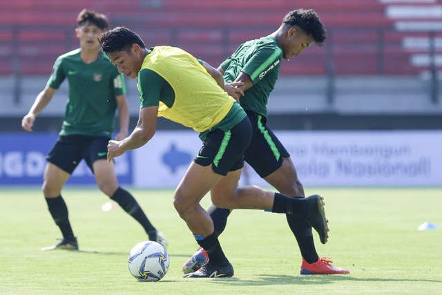 Timnas Indonesia U-19 saat latihan di Stadion Gelora Bung Tomo, kemarin. Allex Qomarulla/Jawa Pos - Image