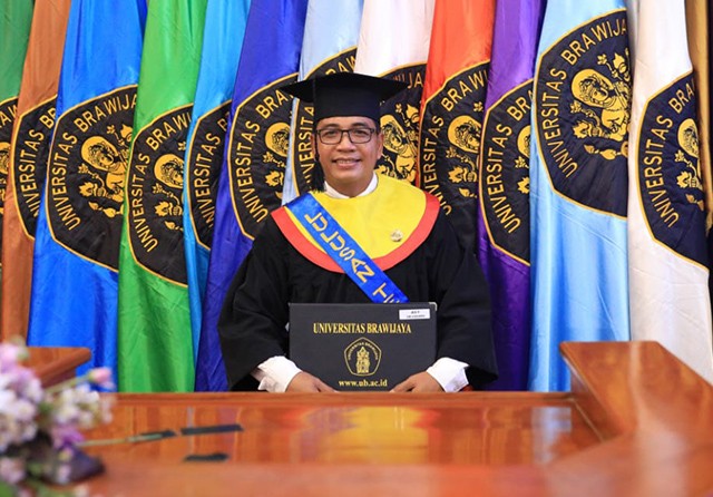 PRESTASI: Leo Simarmata ketika wisuda di Universitas Brawijaya. (Leo Simamarta for Jawa Pos) - Image