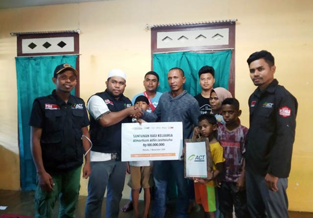 Keluarga Alfin Farhan Lestaluhu menerima santunan dari ACT, Jumat (1/11). Alfin merupakan pemain timnas U-16 yang berbakat. (ACT for JawaPos.com) - Image