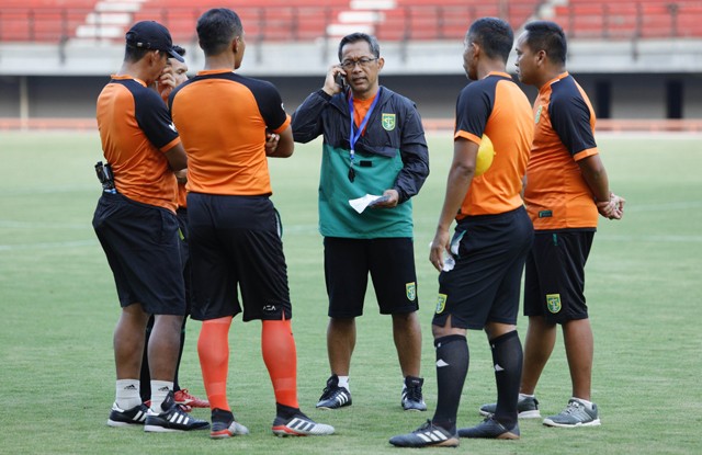 Aji Santoso (tengah), pelatih Persebaya saat memimpin latihan di Stadion Gelora Bung Tomo, Surabaya, kemarin (6/11). FOTO: Angger Bondan/Jawa Pos - Image