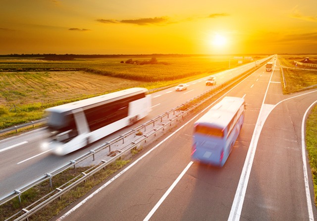 Traveling menggunakan bus memiliki banyak keuntungan, diantaranya bisa menghemat budget. Sepanjang perjalanan kita dapat menikmati berbagai pemandangan indah. (Traveloka for JawaPos.com) - Image
