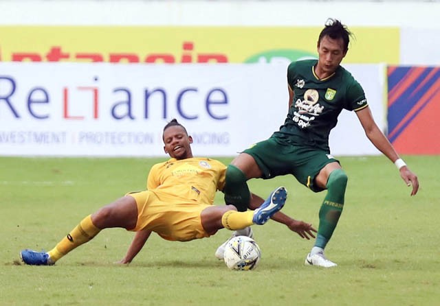 Hansamu Yama vs Vanderlei Francisco pada Liga 1 di Stadion Batakan Balikpapan, kemarin. Allex Qomarulla/Jawa Pos - Image