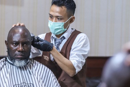 Pelatih Kepala Persipura Jayapura Jacksen F. Tiago saat memotong rambutnya di Good Fellas Barbershop Samarinda, kemarin. Allex Qomarulla/Jawa Pos - Image
