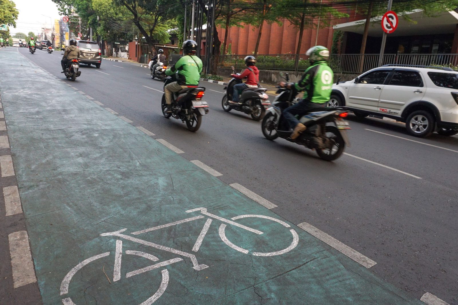 Pengendara kendaraan bermotor melintasi jalur sepeda di Jalan Melawai, Jakarta, Jumat (1/11/2019). Pemerintah Provinsi DKI Jakarta menunda pembangunan jalur sepeda pada 2020 yang menelan biaya sebesar Rp73,7 miliar karena Komisi B DPRD masih membahas renc - Image
