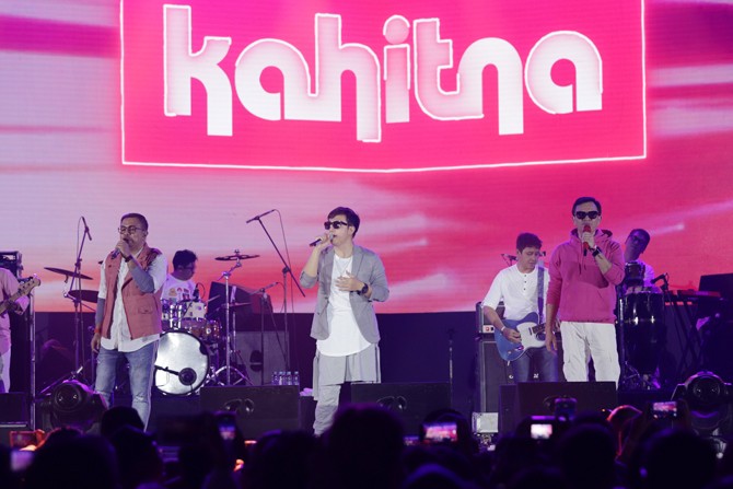 Grup musik Kahitna saat tampil dalam konser Smartfren WOW Fest di Ecovention Ancol, Jakarta, Minggu (10/11/2019). Bersama Yovie Widianto, sang pianis, 3 vokalis kahitna Hedi Yunus, Carlo Saba dan Mario Ginanjar membuka konser dengan lagu - Image