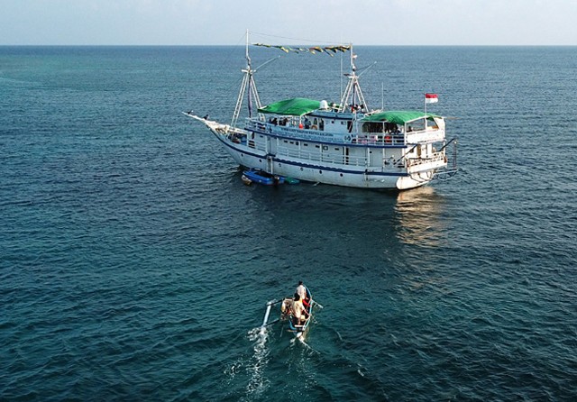 MEMBELAH PERAIRAN: Seorang pasien diantar untuk periksa di RSTKA melewati perairan Sailus. RS ini didirikan untuk melayani penduduk yang tinggal di pulau-pulau terpencil Indonesia. (Salman Toyibi/Jawa Pos) - Image