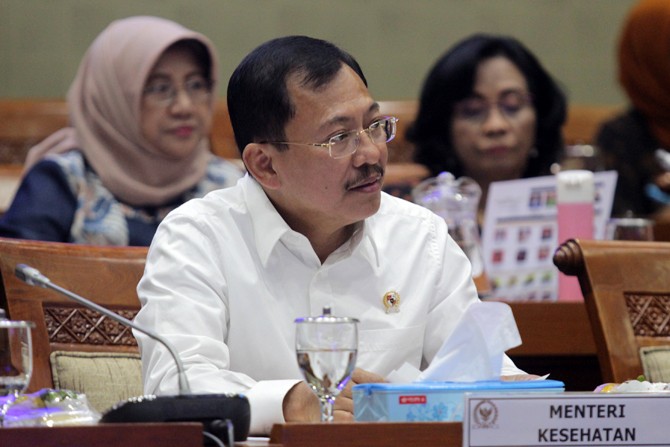 Menteri Kesehatan Terawan Agus Putranto bersiap mengikuti rapat kerja dengan Komisi XI DPR di Kompleks Parlemen Senayan, Jakarta, Selasa (5/11/2019). Rapat kerja Komisi XI dengan Menkes, Dirut BPJS Kesehatan, Kepala BPOM, dan Kepala BKKBN tersebut membah - Image