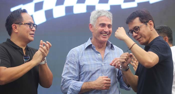Menparekraf Wishnutama (kanan) bersama Wakil Menteri BUMN Kartiko Wirjoatmodjo (kiri) dan Legenda MotoGP Michael Doohan (tengah), seusai kickstart Race to GP Mandalika 2021 di Lot 16 SCBD, Jakarta. Sabtu (23/11/2019). MGPA sebagai pengelola Sirkuit Mandal - Image