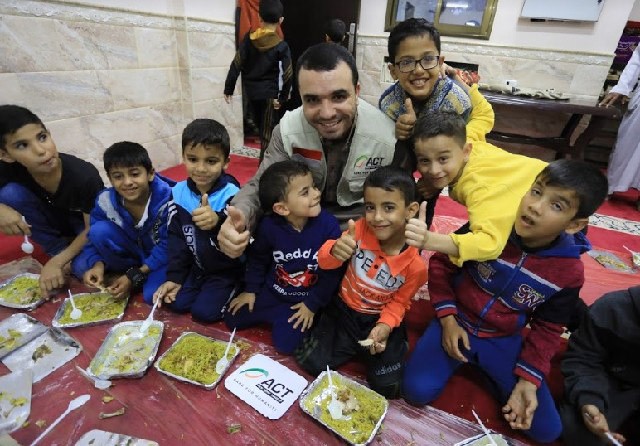 Dapur Umum Indonesia secara konsisten membagikan makanan siap saji bergizi tinggi bagi penduduk Gaza dengan menyasar anak yatim, ibu tunggal, serta difabel. (ACT for JawaPos.com) - Image