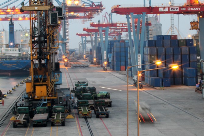Suasana aktivitas bongkar muat peti kemas di kawasan Pelabuhan Tanjung Priok, Jakarta Utara, Senin (25/11/2019). Sesuai perkiraan Bank Dunia, kinerja ekspor Indonesia pada 2020 diproyeksikan bakal membaik. Bank Dunia memperkirakan ekspor Indonesia pada 20 - Image