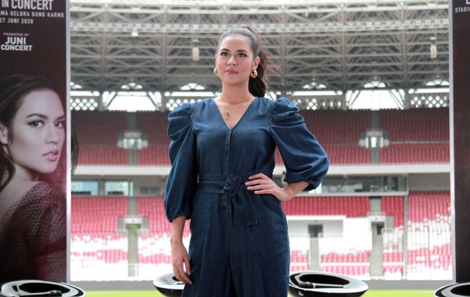 Raisa berpose usai konferensi pers untuk konsernya di SUGBK, Jakarta, Kamis (21/11/2019). Penyanyi Raisa Andriana akan menjadi penyanyi perempuan pertama yang menggelar konser di Stadion Utama Gelora Bung Karno (SUGBK) pada 27 Juni 2020 mendatang dengan t - Image