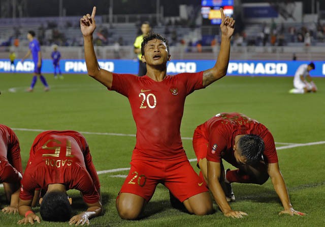 Pemain putra Timnas Sepak Bola Indonesia Osvaldo Hay melakukan selebrasi usai mencetak gol kedua saat melawan Thailand Rizal Memorial Stadium Makati Filipina, kemarin, Selasa (26/11/2019). Tim putra Sepak Bola Indonesia berhasil memenangkan pertandingan p - Image