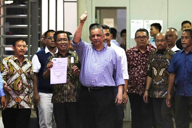 Mantan Dirut PLN Sofyan Basir disambut para koleganya saat keluar rumah tahanan K4 KPK, Jakarta, Senin (4/11/2019). Mantan Direktur Utama PT PLN Sofyan Basir divonis bebas oleh majelis hakim pada Pengadilan Tindak Pidana Korupsi. Majelis hakim berpendapat - Image