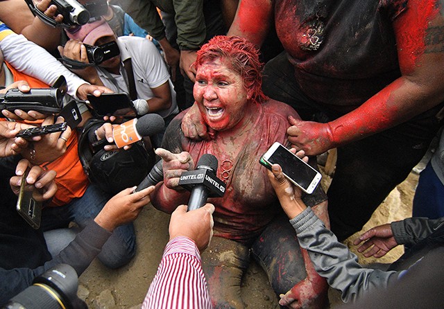 HILANG MARTABAT: Wali Kota Vinto Patricia Arce berbicara kepada media setelah diserang demonstran di Vinto, Bolivia, Rabu (6/11). Dia dianiaya dan disiram cat merah. (JORGE ABREGO/EPA-EFE) - Image