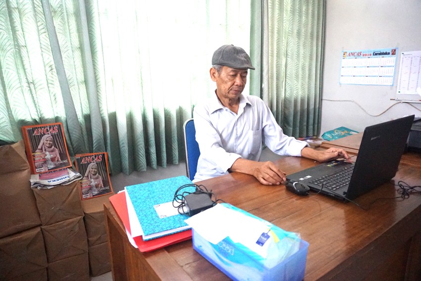 KETEGUHAN BERKARYA: Ahmad Tohari menulis di kantor majalah Ancas, Banyumas, (11/11). (Bayu Putra/Jawa Pos) - Image