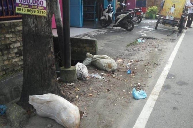 Bangkai babi yang dibuang di jalan Gedung Arca Medan. Bangkai babi yang dimasukkan dalam karung tersebut membuat heboh warga sekitar karena menimbulkan bau tidak sedap. (Antara/HO) - Image