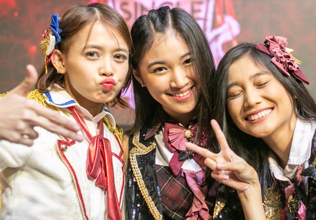 Dari kiri: Feni, Shani, dan Aya merupakan tiga besar member yang mendapat suara tertinggi sementara di Senbatsu Sousenkyo. Mereka berpeluang besar untuk membawakan single original JKT48. (Dhimas Ginanjar/Jawa Pos) - Image