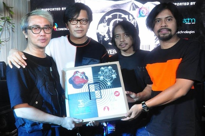 Grup band GIGI meluncurkan mini album untuk merayakan 25 tahun berkarya di panggung musik Indonesia. (Rahman/JawaPos.com) - Image