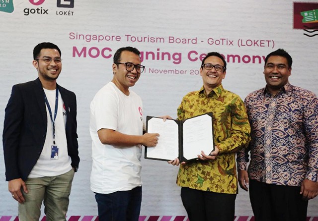 KOLABORASI: Dari kiri, VP Consumer Solution LOKET Rama Adrian, Head of LOKET Bagus Utama, Executive Director Southeast Asia STB John Gregory Conceicao, dan Area Director Indonesia untuk STB Mohamed Firhan Abdul Salam dalam penandatanganan Memorandum of C - Image