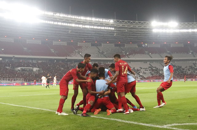 Para pemain timnas Indonesia U19 merayakan gol penyama kedudukan yang dicetak Bagus Kahfi saat melawan Korea Utara, Kim Kang Song, pada laga pamungkas kualifikasi Piala Asia 2020 Grup K di Stadion Utama Gelora Bung Karno, Minggu 10/11/19. Indonesia U19 lo - Image
