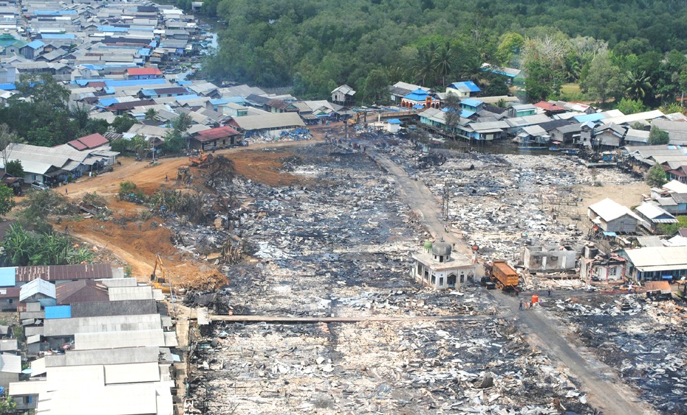 Lokasi kebakaran di Desa Sungai Bali, Pulau Sebuku, Kotabaru difoto dari atas menggunakan helikopter. (Sutrisno/Radar Banjarmasin) - Image