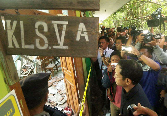 Menteri Pendidikan dan Kebudayaan ( Mendikbud) Nadiem Makarim meninjau lokasi ambruknya atap ruang kelas VB SDN Gentong, Kecamatan Gadingrejo, Kota Pasuruan, Kamis (7/11/2019) siang. Selain meninjau lokasi kejadian, Mendikbud Nadiem juga bertakziah ke rum - Image