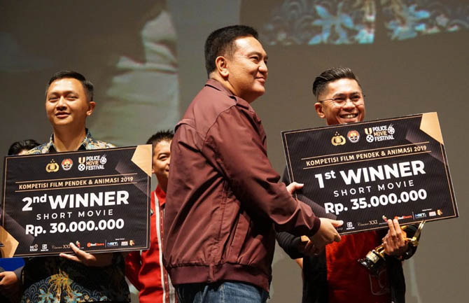 Kadiv Humas Polri Muhamamd Iqbal saat memberikan hadiah kepada para pemenang di Ballroom Djakarta Theater, Sarinah, Jakarta, Kamis (7/11) malam. (Istimewa) - Image