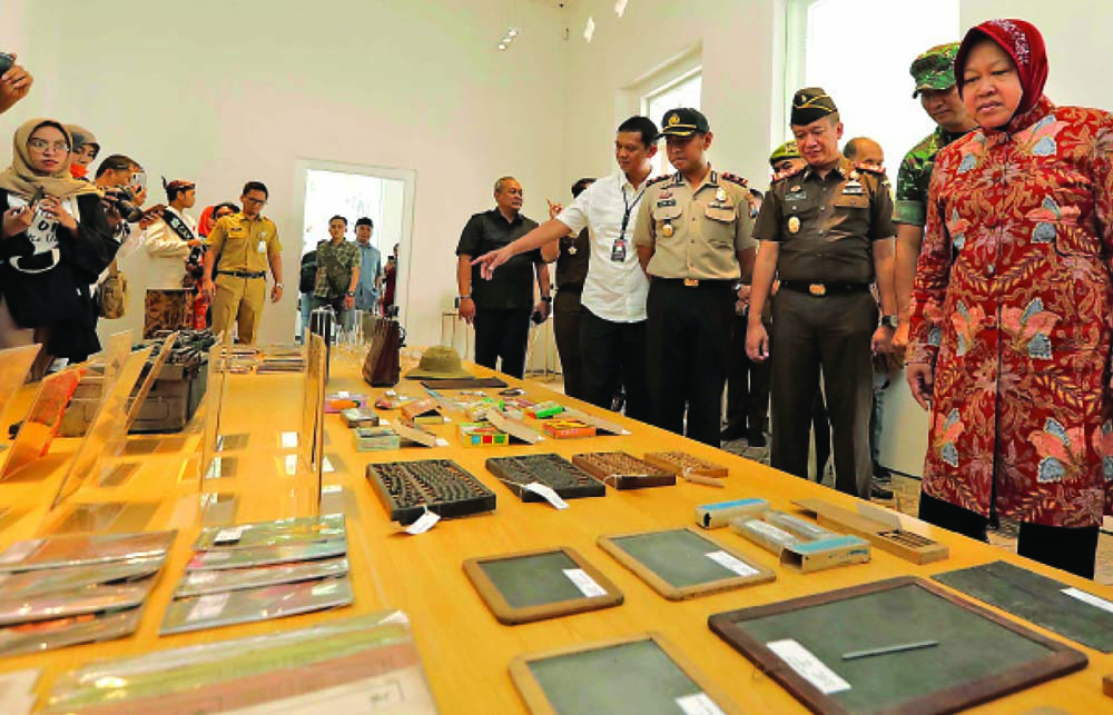 KUNJUNGAN PERDANA: Wali Kota Tri Rismaharini, Danrem 084/Bhaskara Jaya Kolonel Inf Sudaryatmo, Wakapolres Tanjung Perak Kompol Faisol Amir, Kajari Surabya Anton Delianto, dan Kasatreskrim Polrestabes AAKBP Sudamiran melihat koleksi Museum Pendidikan Surab - Image