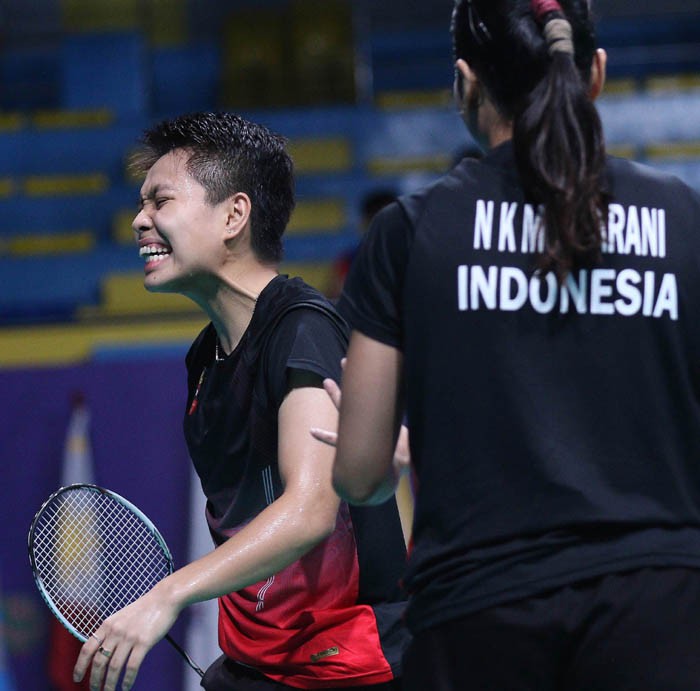 Pemain ganda putri Badminton Indonesia Ni Ketut Istarani dan Apriyani Rahayu Mahadewi saat menghadapi pemain ganda putri Thailand Rawinda Prajongjai dan Puttita Supajirakul pada babak Final beregu putri Badminton Sea Games 2019 di Multinlupa Filipina, kem - Image