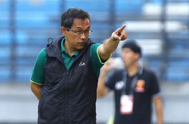 Aji Santoso, pelatih Persebaya memanggil Osvaldo Haay, winger Persebaya untuk segera masuk ke lapangan saat pertandingan Liga 1 2019 melawan tim Perseru Badak Lampung FC di Stadion Gelora Bung Tomo, Surabaya , kemarin (21/12). FOTO: Angger Bondan/Jawa Pos - Image